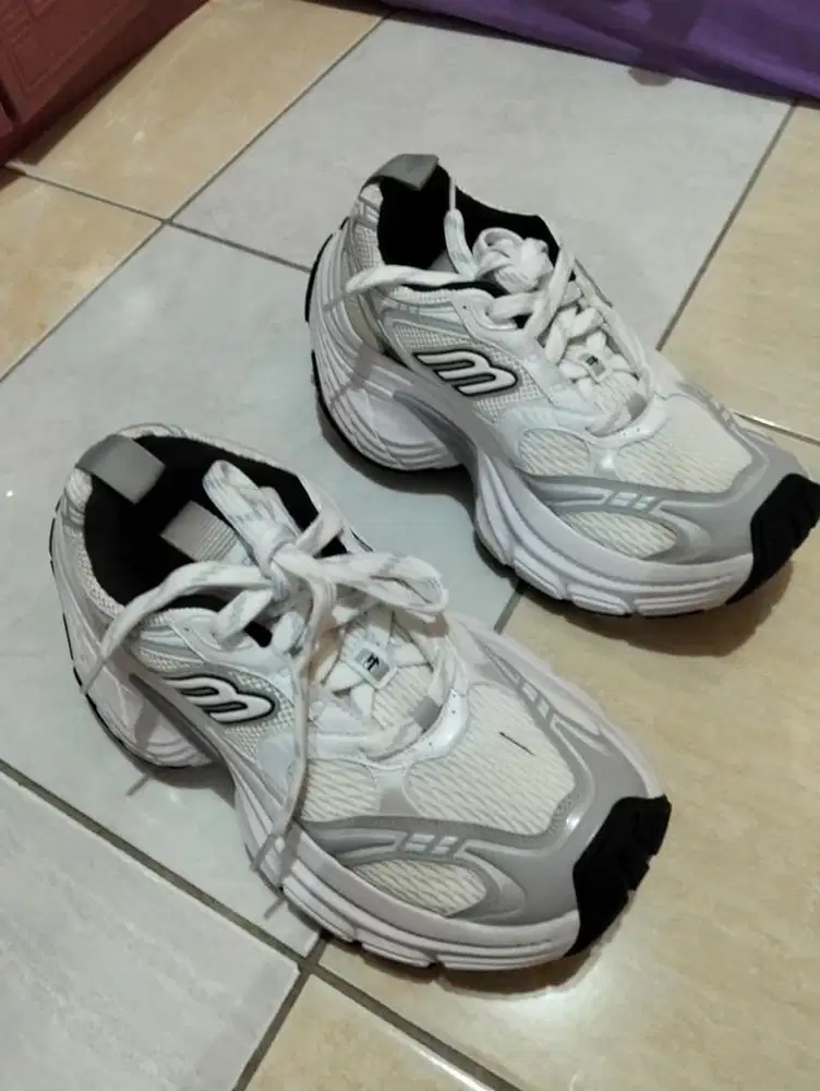 SEPATU BALENCIAGA UK 43