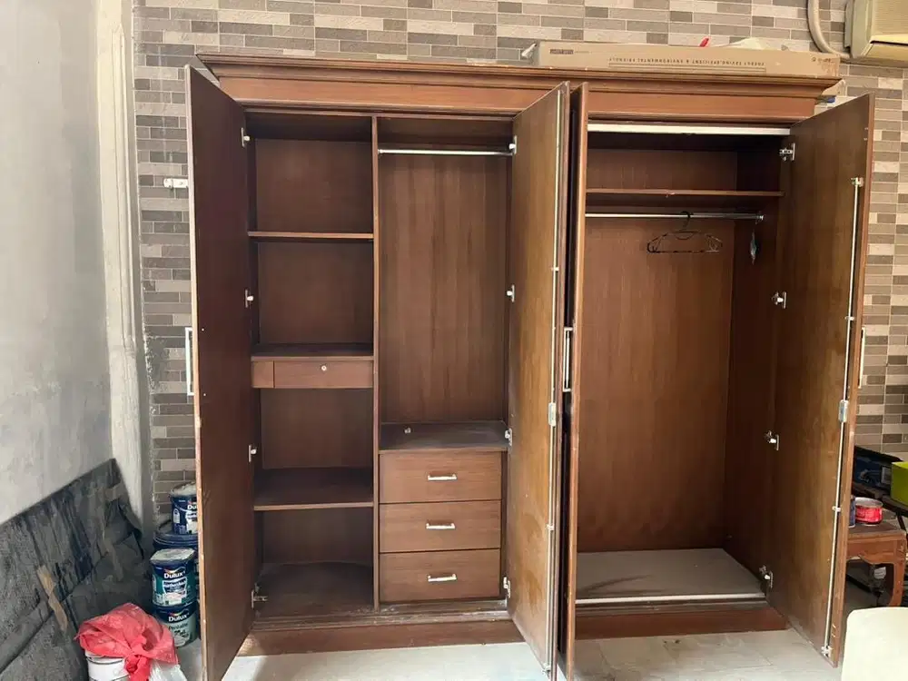 Lemari pakaian 4 pintu