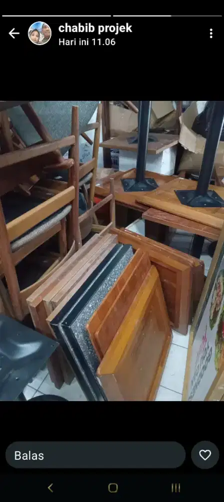meja kayu kafe dan kursi