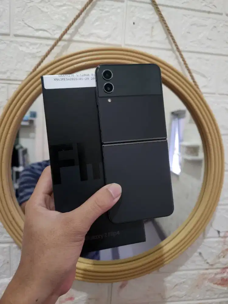 Samsung Z Flip 4 8/128Gb Resmi Sein (-bercak kecil)