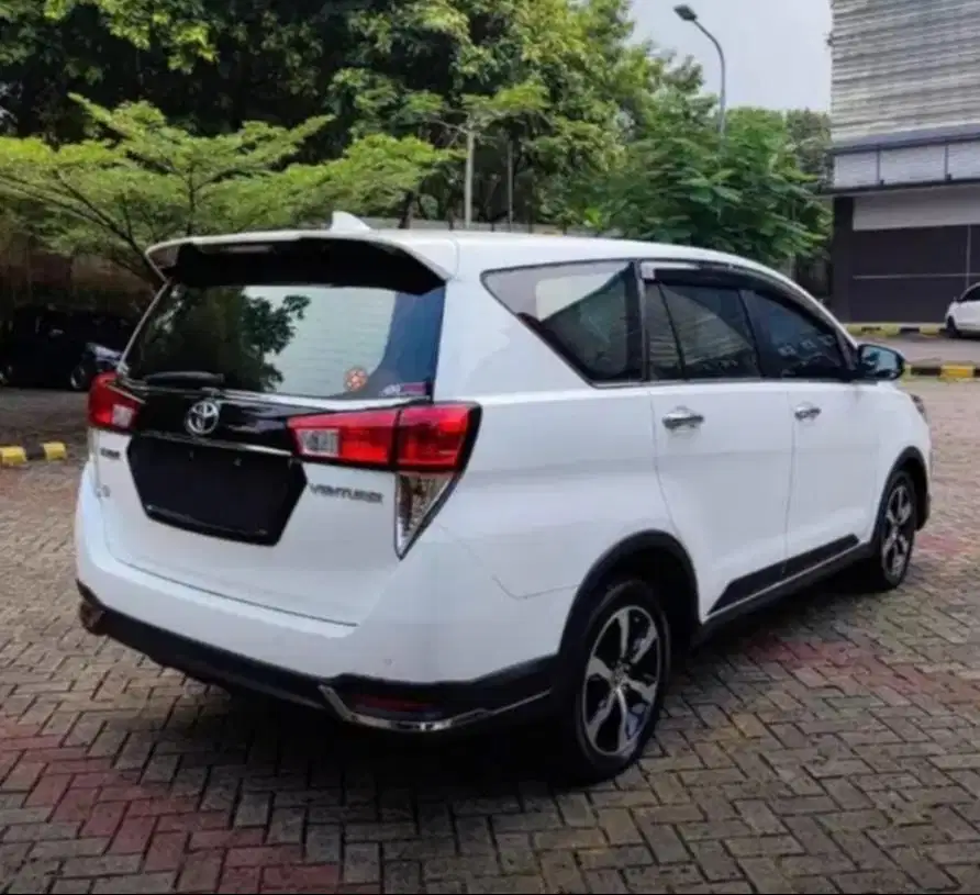 Innova Venturer 2.4 AT Diesel