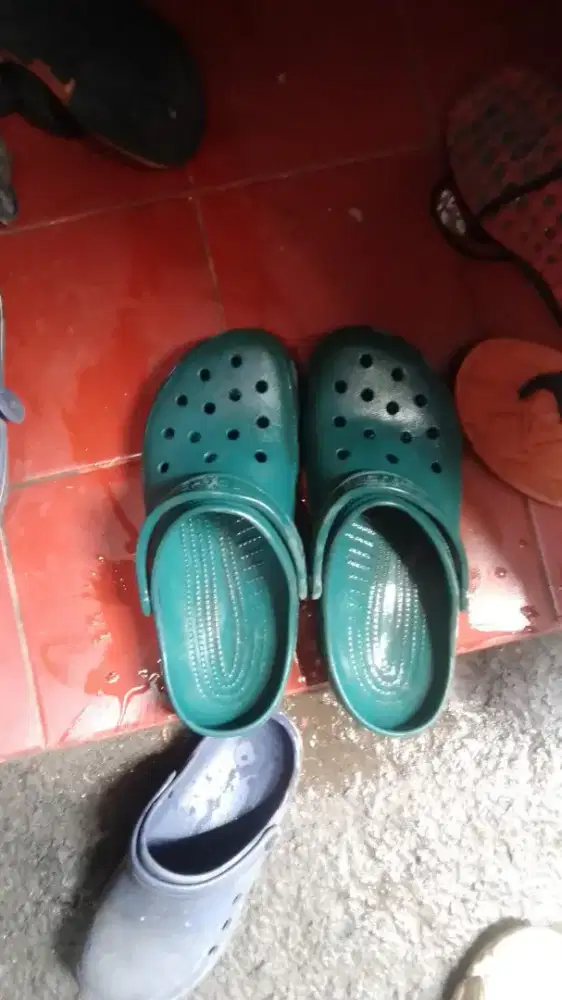 crocs warna ijo tua