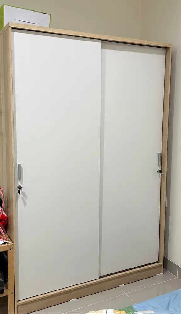 lemari baju/pakaian merek pira