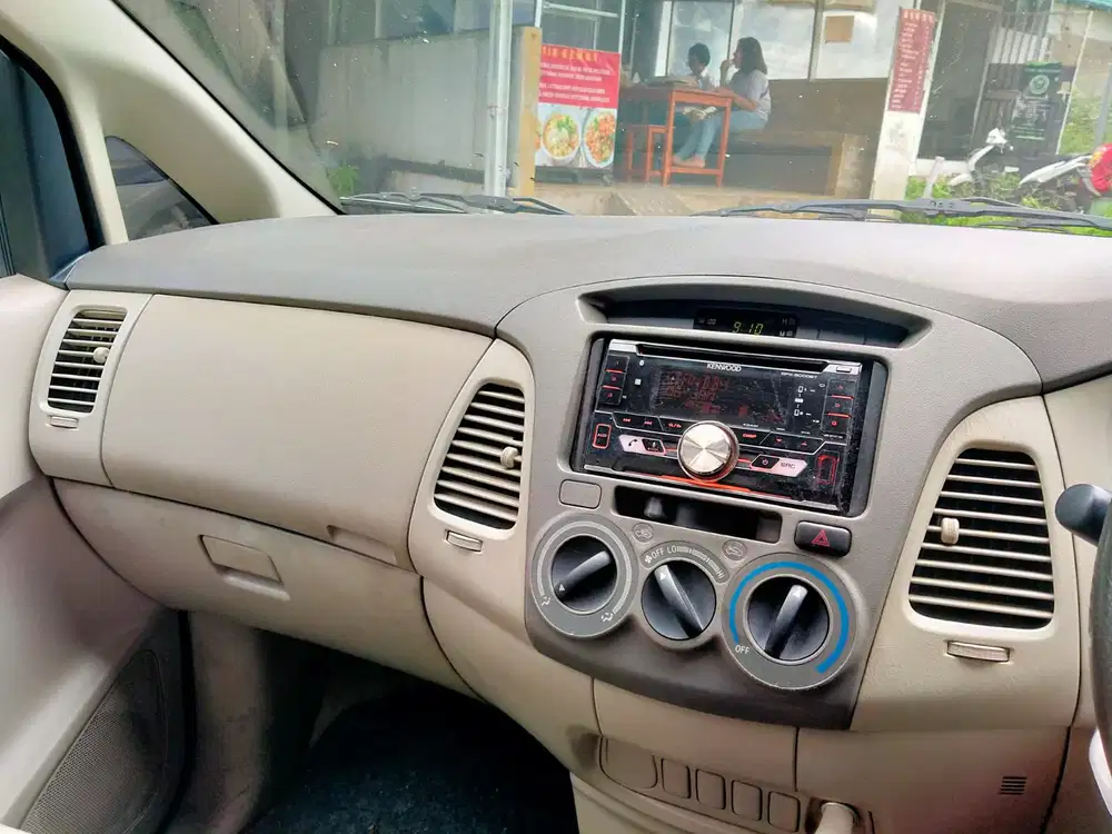 2011 Toyota Kijang Innova J 2.0  Bensin