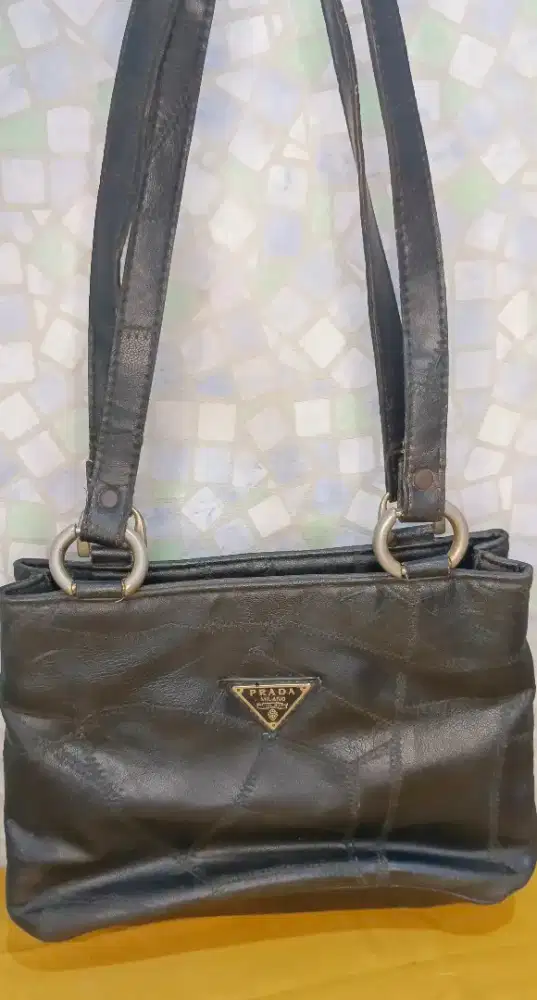 Tas Pr4da wanita warna hitam bahan kulit (PL)
