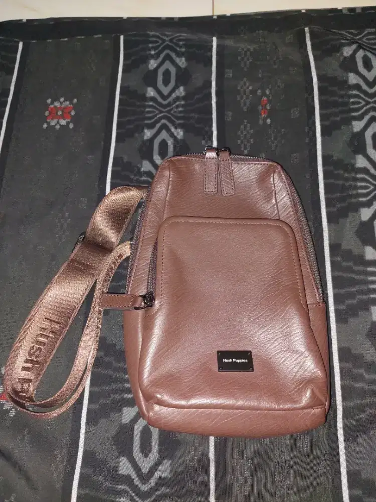 Sling Bag Pria merek Hush Puppies