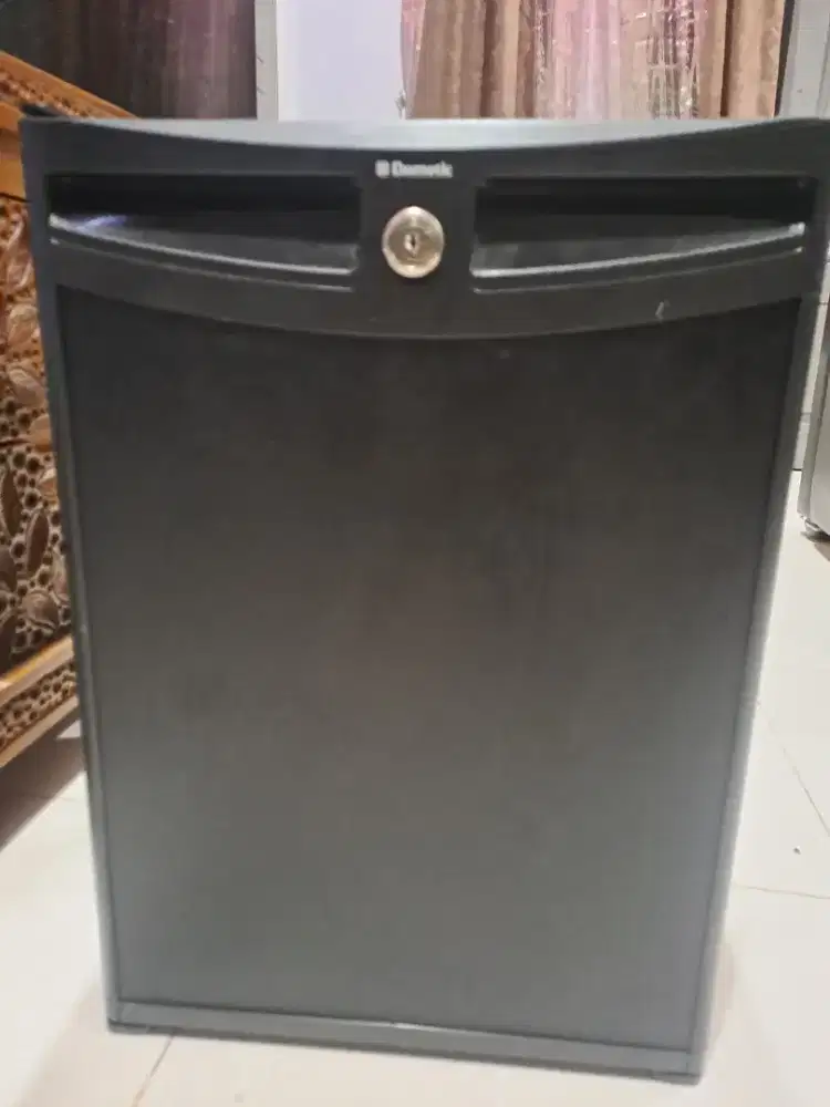 Kulkas minibar masih mulus