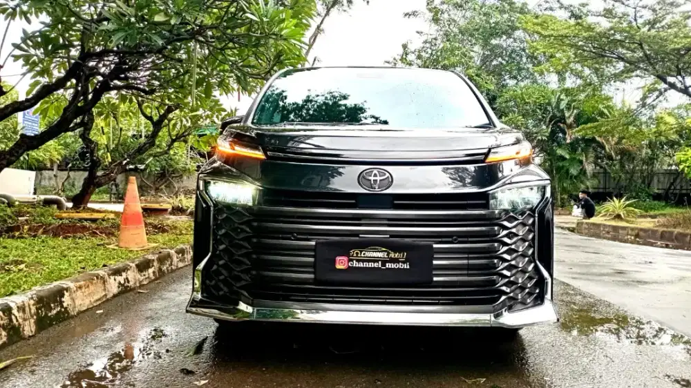 Toyota Voxy 2.0 AT 2024 Black