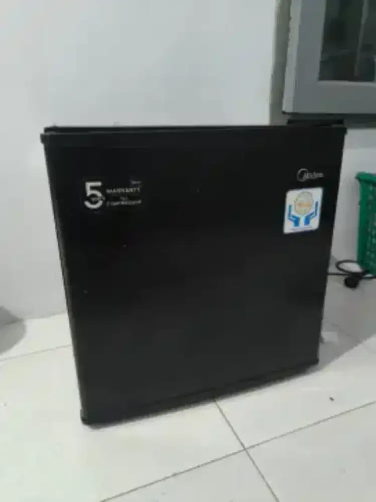Kulkas 1 pintu mini merk Midea,kondisi mulus pemakaian pribadi