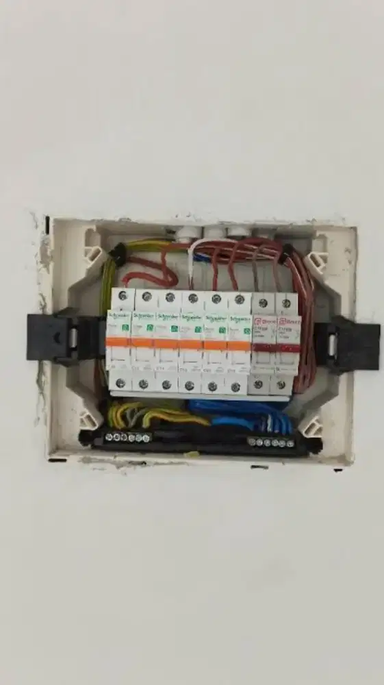 Tukang instalasi listrik