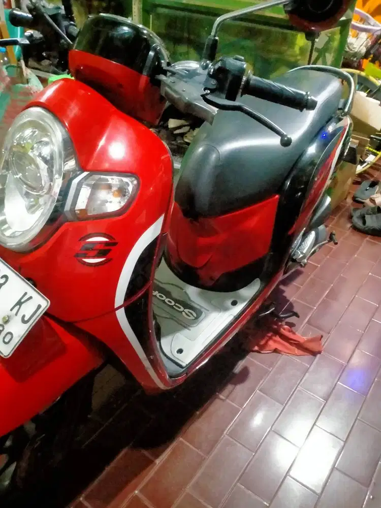 Scopy 2020 merah hitam