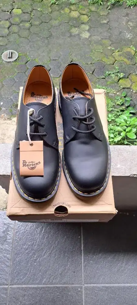 Sepatu Dr. Martens Core Black