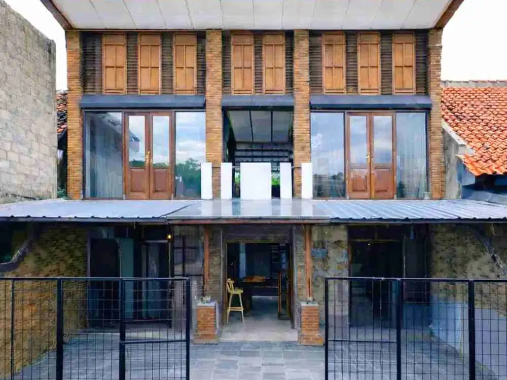 Rumuah 2lt luas desain classic mewah dekat kota