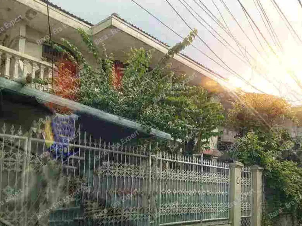 Jual cepat!!  Rumah 2 lantai dengan garasi 2 mobil di rawamangun