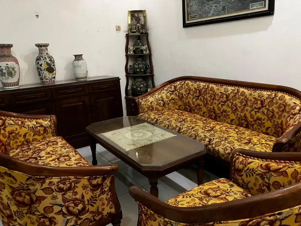 Kursi jati tua masih sangat terawat