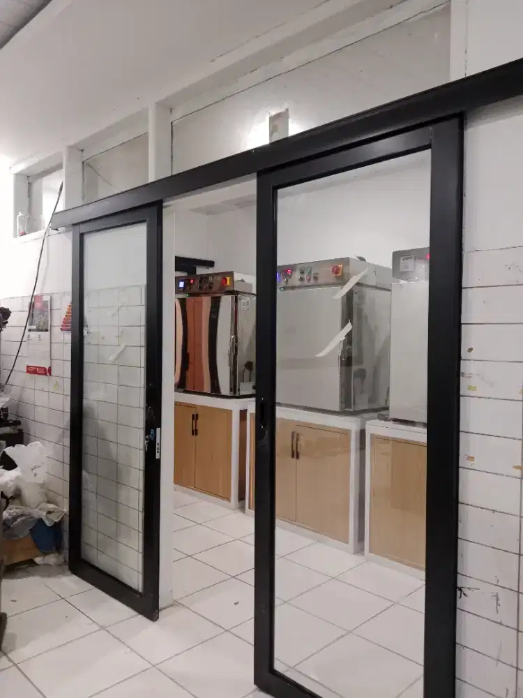 Kusen aluminium partisi aluminium pintu aluminium kaca