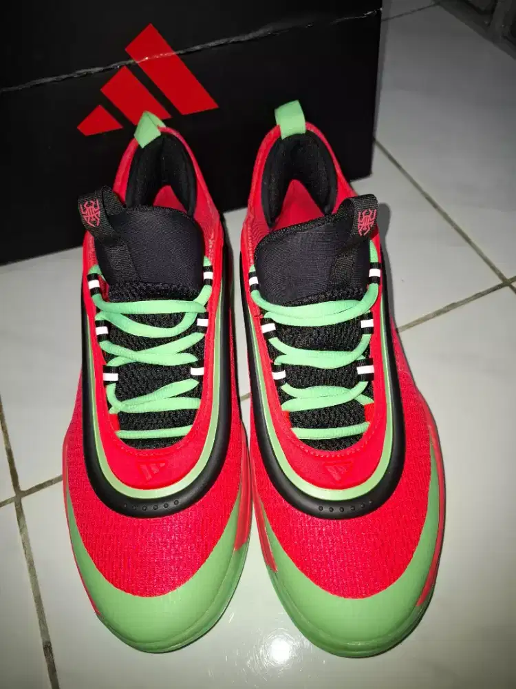 Sepatu basket Adidas ukuran 44 - 45