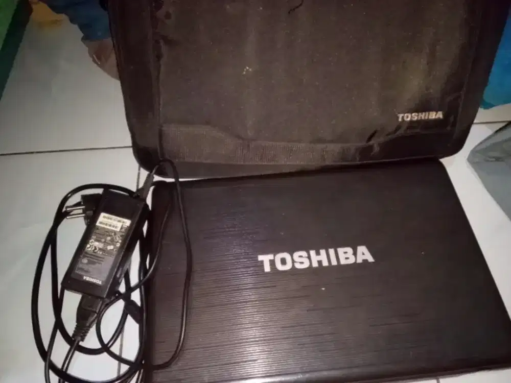 Di jual laptop Toshiba ram8 komplit