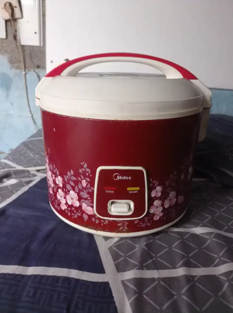 Alat memasak nasi rice cooker