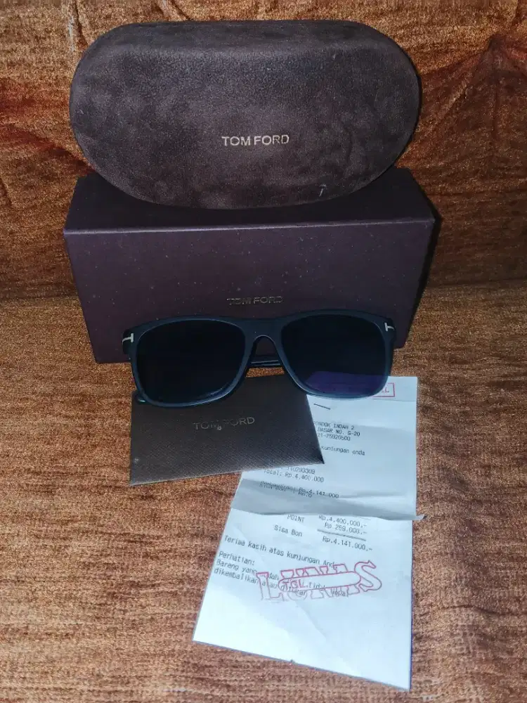 Kacamata Hitam Merk Tom Ford