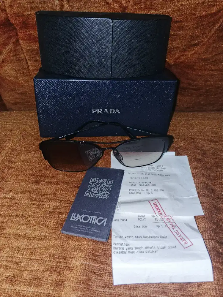 Kacamata Hitam Merk Prada