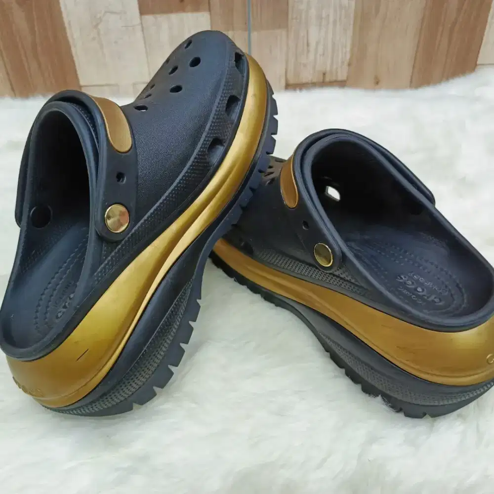 Dijual Sandal Crocs  Bekas dengan kondisi Bagus