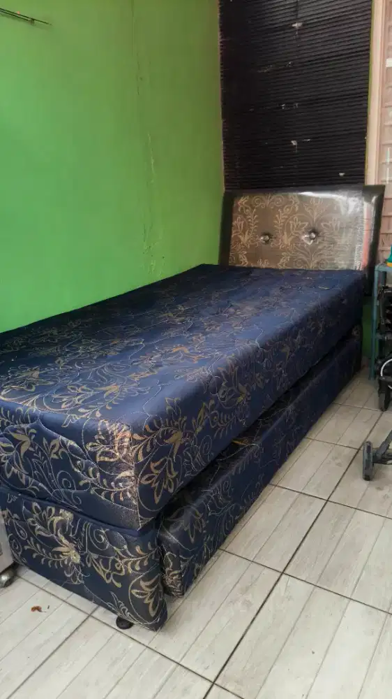 Di jual kasur atas bawah dan dipan