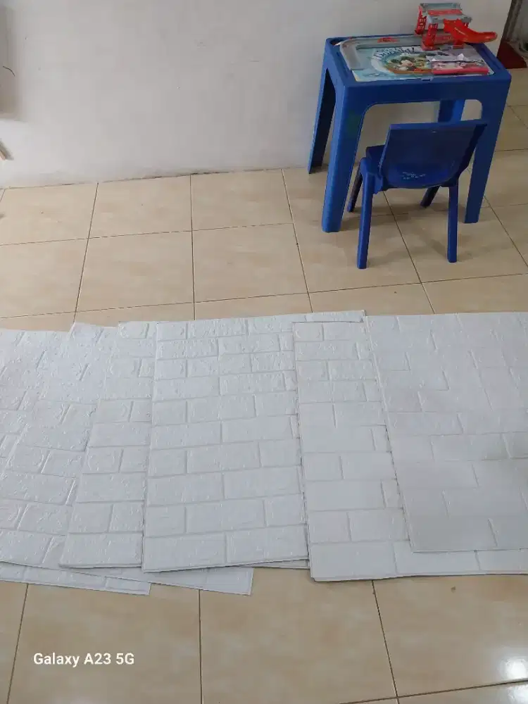 Wallpaper foam motif bata putih