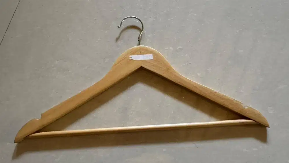 Hanger kayu dewasa bekas butik