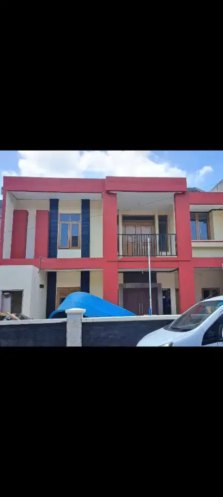 Di jual rumah bagus di jl suryalaya  III bandung