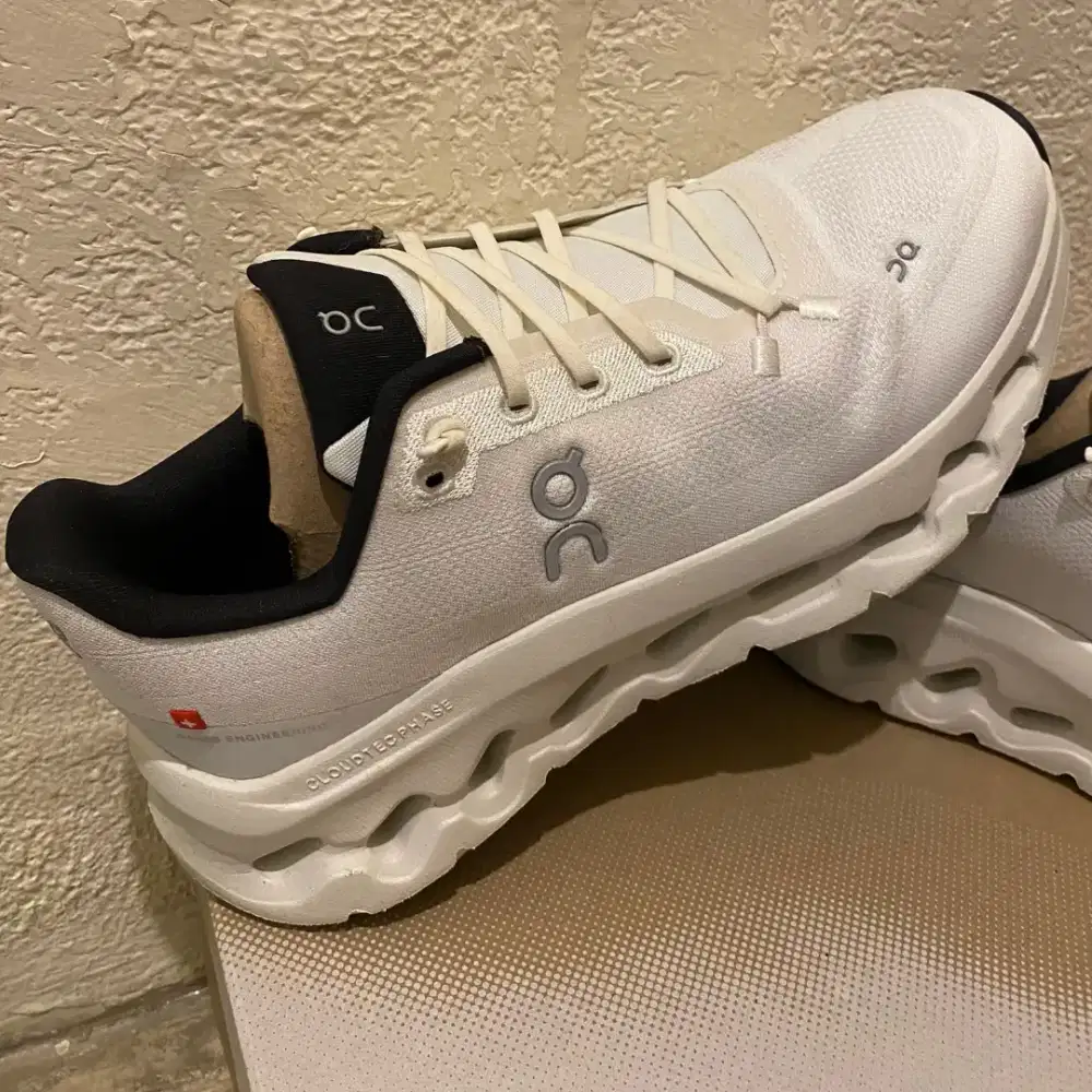 Sepatu Oncloud Cloudtilt Warna Pearl Ice, Sepatu olahraga, Sepatu lari