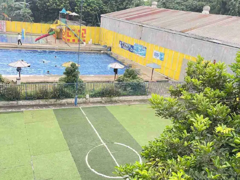 Gedung Siap Huni dengan Halaman Luas dan Fasilitas Lengkap di Bekasi