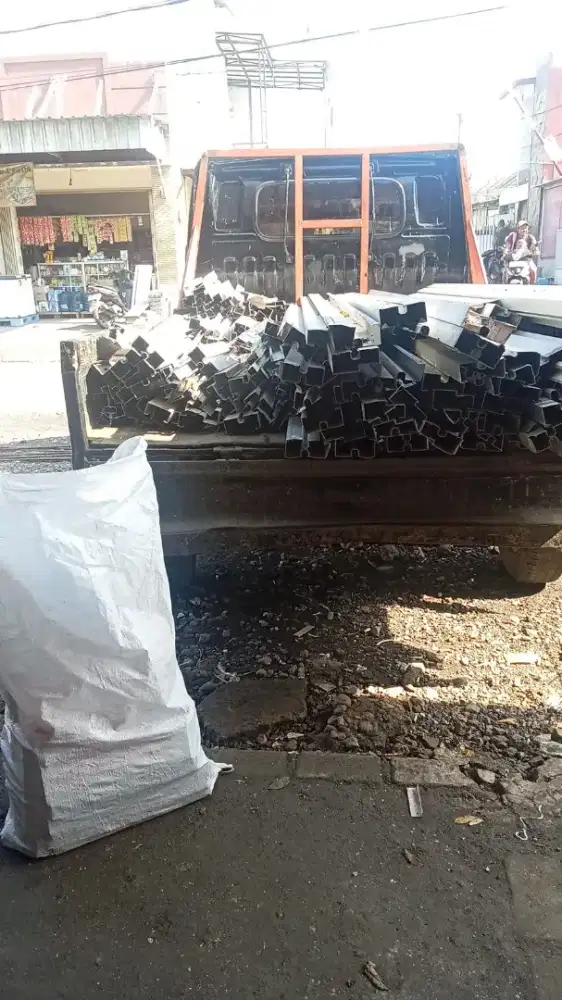 Rombeng jual beli barang bekas rongsok