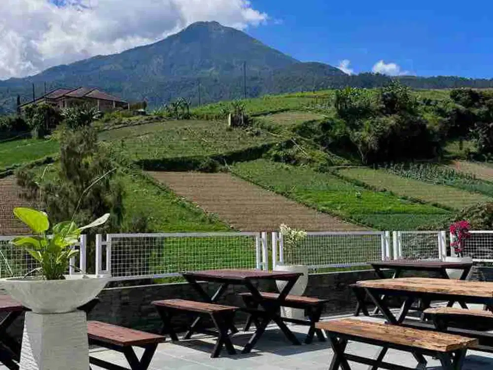 villa dan ruang usaha strategis tepi jalan raya Tawangmangu