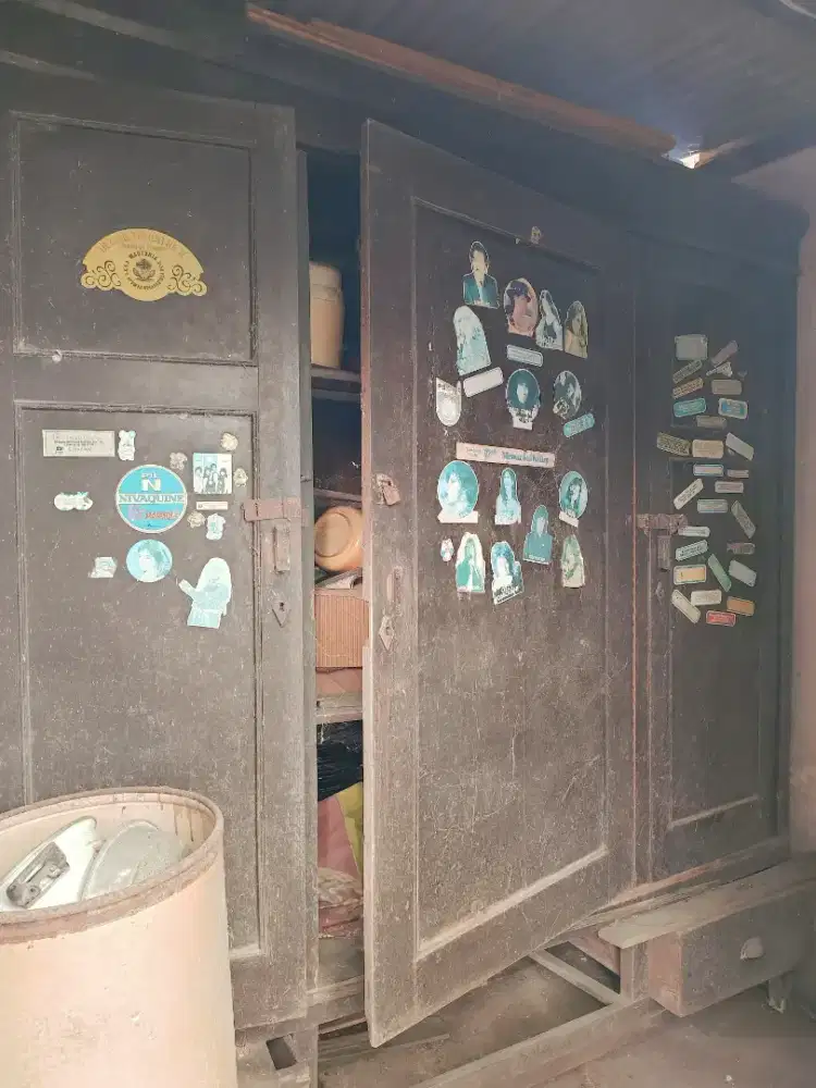 Lemari kayu jati tua