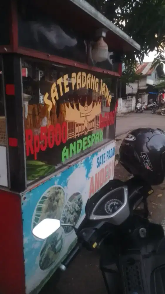 Butuh karyawan cowok yg bisa bungkus sate