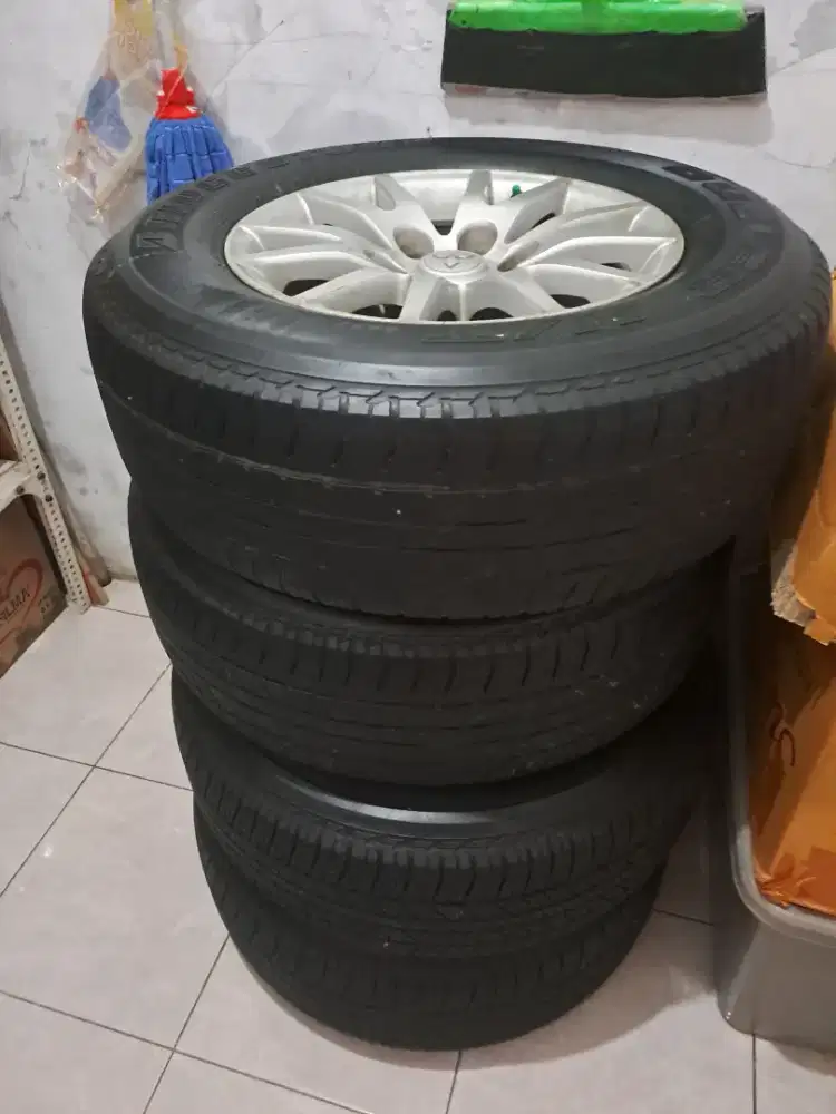 Vleg dan Ban Mitsubishi Pajero