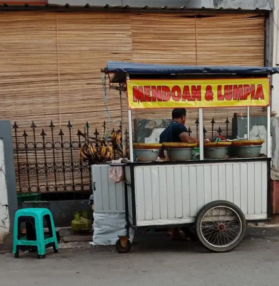 Loker penjaga stand gorengan