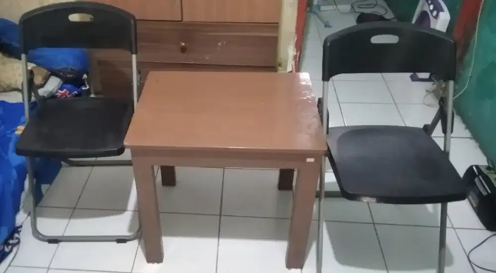 Kursi lipat dan meja kecil.