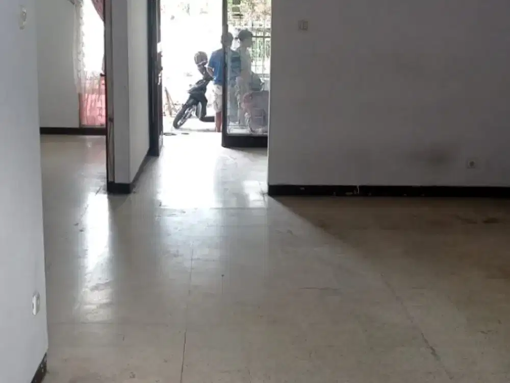 Lokasi di Jalan Utama, Rumah Hitung Tanah di Kawasan Ramai Sumber Sari, Bandung