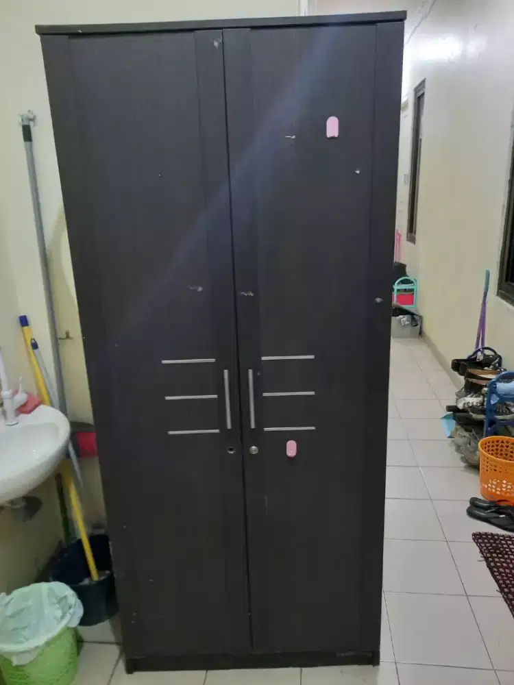 Lemari pakaian layak pakai