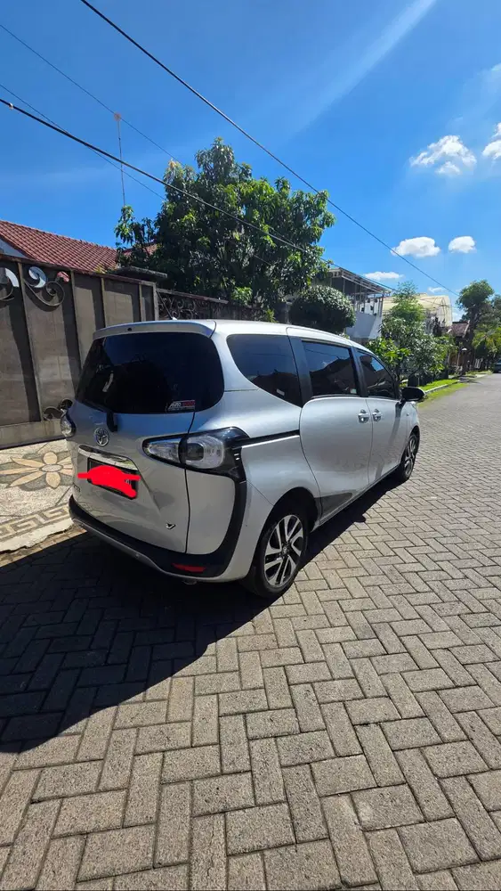 Toyota Sienta, Type V manual, tahun 2017, silver, tangan 1