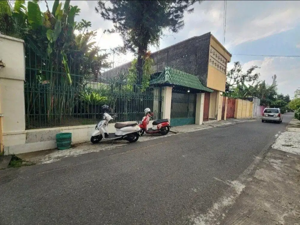 Rumah luas nyaman dekat DPRD Karangasem Surakarta