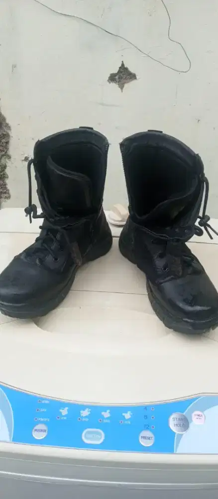 Sepatu polri laki laki