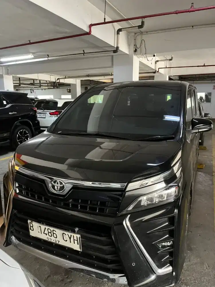 TOYOTA VOXY 2.0 A/T 2018