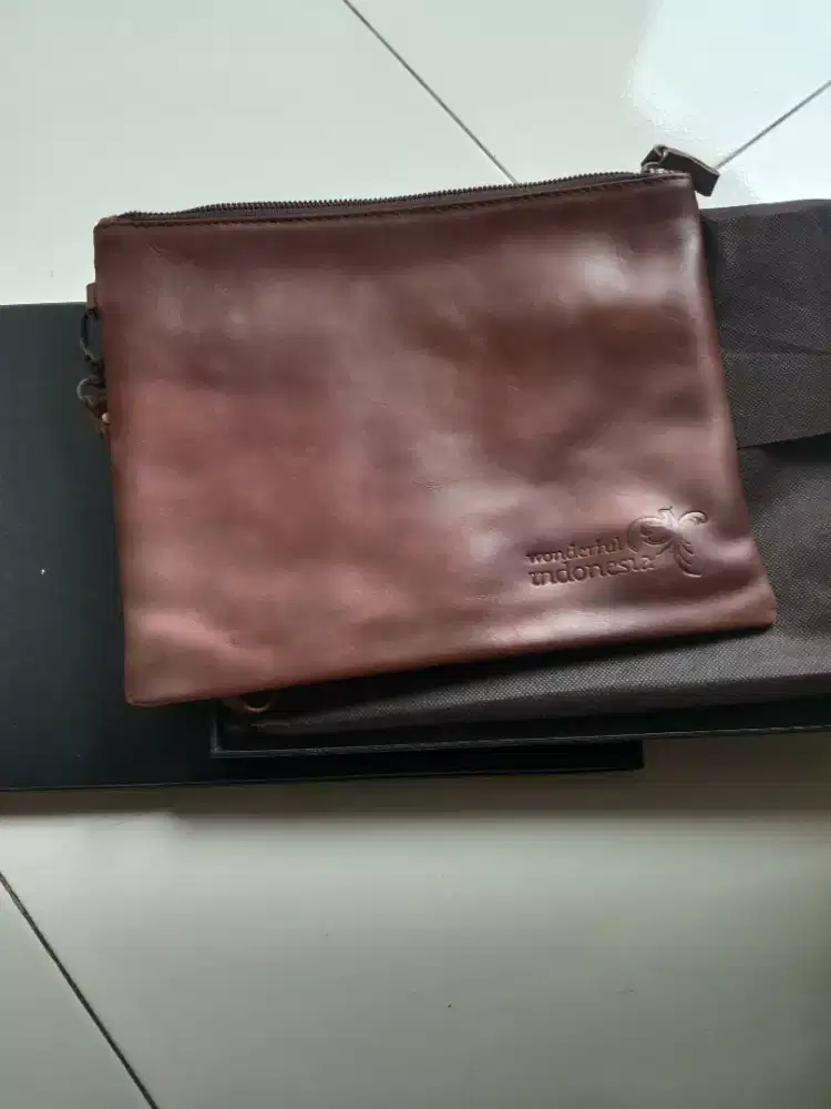 Tas tangan pria bahan kulit