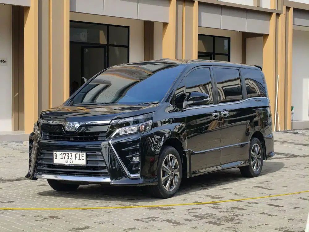 Toyota Voxy 2.0 AT 2018