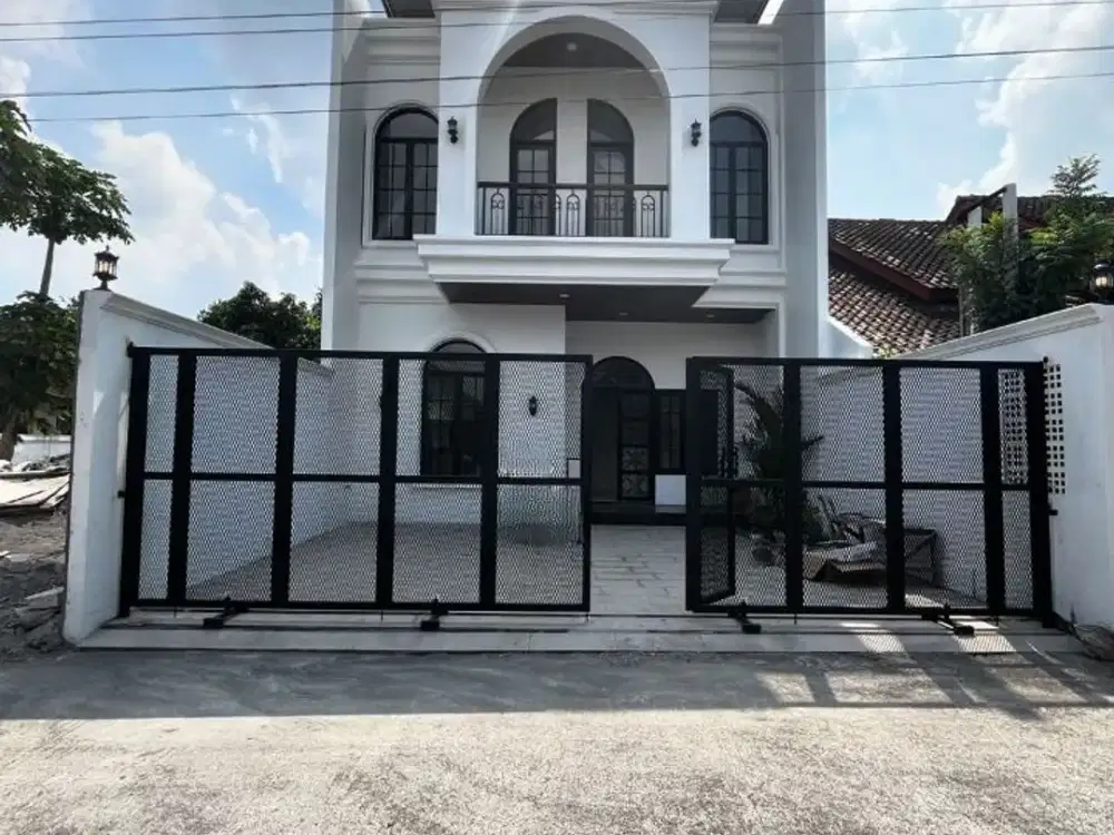 RUMAH MEWAH DESAIN KLASIK MODERN DI UTARA MAGUWOHARJO