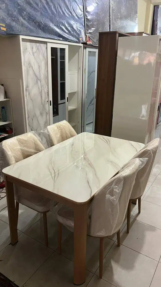 MEJA MAKAN MARMER 4 KURSI 130