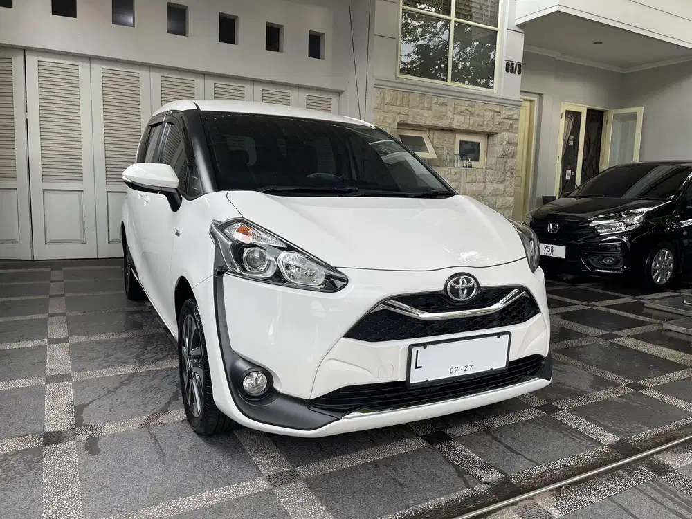 KM1rb! Sienta facelift V CVT PMK 2022 NIK 2021 seperti baru full ori